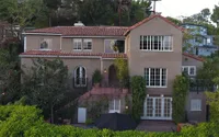 FOTO: Rumah Mewah Usher di Los Angeles Dijual Seharga Rp 57,4 M