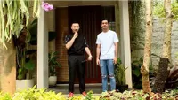 Foto Rumah Reza Rahadian, Punya Kebun Bunga - Dihiasi Barang Etnik dan Potret Cantik Ibu