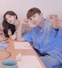 Foto Ryeowook Suju dan Ari Eks Tahiti, Kalau Nongkrong Bareng Teman Selalu Duduk Sebelahan