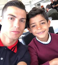FOTO: Saat Hot Daddy Cristiano Ronaldo Pose Bareng Anak, Sweet!