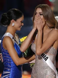 Foto: Saat Miss Colombia Kenakan Mahkota Miss Universe, Singkat!