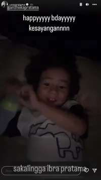 FOTO Saka Anak Ussy - Andhika Ulang Tahun ke-3, Dirayakan Secara Sederhana di Sekolah - Gembira Dapat Kado