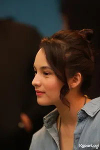 FOTO Salut! Beri Banyak Inspirasi Chelsea Islan Dapat Penghargaan