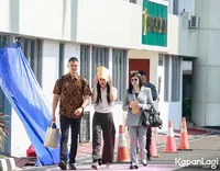 Foto Sandra Dewi Saat Penuhi Panggilan Kejagung, Tutupi Wajah Karena Kepanasan - Penuh Senyum Sapa Wartawan