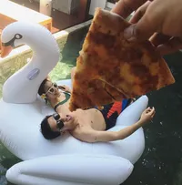 FOTO: Santai di Kolam Renang, Jevin Julian Makin Dekat Sama Rinni