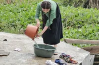 Foto Sarwendah Cuci Baju di Pinggir Kali dan Setrika Baju dengan Lihai, Kesederhanaannya Kembali Dipuji
