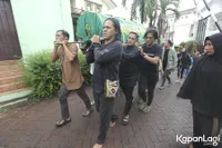 FOTO: Saudara dan Para Kerabat Antar Kepergian Ria Irawan ke Tempat Peristirahatan Terakhir