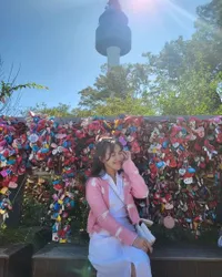 Foto Sebelahan Sama Ipar Jadi Sorotan, 8 Potret Ayu Ting Ting Pasang Gembok Cinta di Korsel - Ingin Cepat Dapat Jodoh