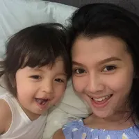 FOTO Sebelum Meninggal, Irena Justine & Anak 'Bule'nya Mesra Abis