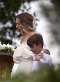 FOTO: Secret Wedding Margot Robbie, Gaun Bergaya Boho-Venue Acara