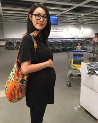 FOTO Sedang Hamil Tampil Tanpa Makeup, Kahi Masih Cantik Langsing