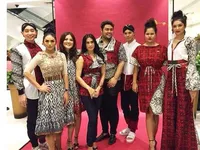 FOTO: Sederet Artis Top Kenakan Canting Merah Karya Ivan Gunawan