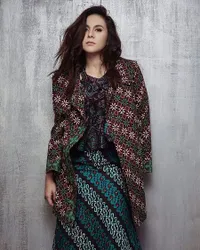 FOTO: Sederet Muse Cantik Dalam Balutan Batik Karya Barli Asmara