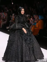 FOTO: Sederet Seleb Berhijab Cantik Bak Princess di Atas Catwalk