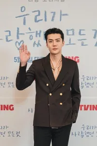 Foto Sehun EXO dengan Rambut Baru di Preskon Drama 'ALL THAT WE LOVED', Senyumnya Bikin Melting