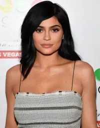 FOTO: Selain Kylie, Sederet Artis Ini Juga Hamil di Usia Muda