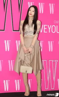 Foto Seleb Cantik di Acara Love Your W 2022, Dress Moon Ga Young dan Hwasa MAMAMOO Jadi Perhatian