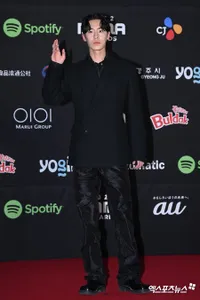 Foto Selebritis Ganteng di Red Carpet MAMA 2022, Ada Pengantin Baru dan Rok yang Dipakai TXT Jadi Sorotan Pengggemar