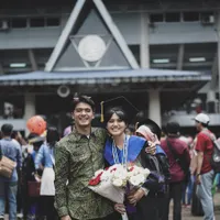 FOTO: #SelfGoal Lulus Kuliah, 8 Selebriti Ini Pamerkan Baju Toga