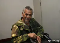 FOTO: Sempat Kecelakaan, Tio Pakusadewo Masih Memakai Kursi Roda