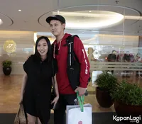FOTO Senyum Bahagia Rinni & Jevin Keluar RS Dengan Sang Buah Hati