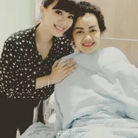 FOTO: Senyuman Ceria Julia Perez Dijenguk Oleh Teman Sesama Artis