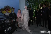 FOTO: Serasi! Laudya Cynthia Bella & Emran Tiba di Pesta Resepsi