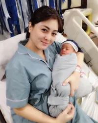 FOTO: Serba Biru, Momen Kelahiran Anak Ketiga Jonathan Frizzy