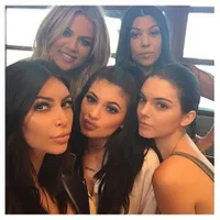 FOTO: Serba Putih & Emas, Begini Suasana Thanksgiving Kardashians
