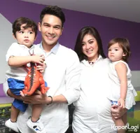 FOTO: Serba Putih, Indahnya Keharmonisan Keluarga Jonathan Frizzy