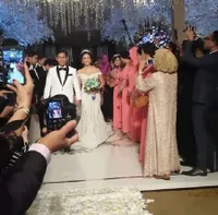 FOTO: Serba Putih, Resepsi Nina Zatulini & Chandra Megah Glamor!