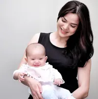 FOTO Sering Pakai Bando, Alita Anak Alice Norin Makin Bikin Gemas