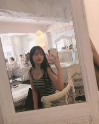 FOTO: Sering Tampil Nyentrik, Gaya Casual Sulli Santai Banget