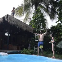 FOTO: Serunya Dru dan Widuri Lompat Dari Atap ke Kolam Renang