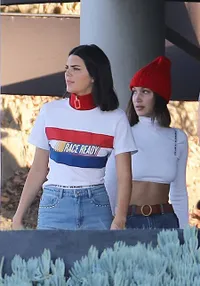 FOTO: Serunya Kendall Jenner & Bella Hadid Saat Pemotretan Bareng