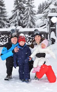 FOTO: Serunya Main Salju Ala Kate Middleton, William & 2 Anaknya