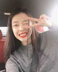 FOTO: Setelah Krystal, Giliran Sulli Ikut Trend Rambut Pendek?