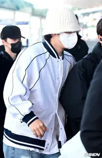 Foto SEVENTEEN di Bandara Incheon Menuju Indonesia, Ada yang Bergaya Santai Hingga Mewah