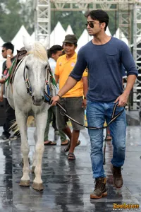 [Foto] Shaheer Sheikh Tuntun Kuda Putih, Siap Jemput Sang Putri