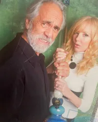Foto Shelby Chong Mertua Rahma Azhari, Usia 75 Tahun Hot Pakai Bikini dan Kulit Masih Kencang