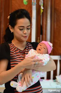 FOTO: Shezy Idris Mandikan Anak Kedua, Baby Kecil Cantik & Cute!