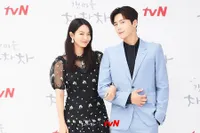 Foto Shin Min Ah dan Kim Seon Ho di Preskon 'HOMETOWN CHA-CHA-CHA', Dimple Couple is Coming!