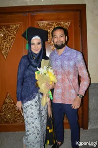 FOTO: Shireen Sungkar Wisuda, Dapat Pelukan Hangat Dari Sang Papa