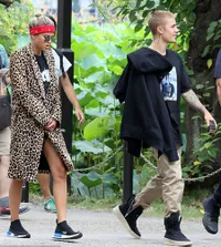 FOTO: Shirtless, Justin Bieber Nekat Cium Sofia Richie di Taman