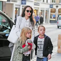 FOTO: Shopping di London, Angelina Jolie Cantik & Tampak Bahagia