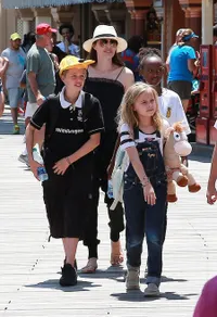FOTO: Si Kembar Ultah, Angelina Jolie Ajak Liburan ke Disneyland