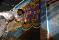 FOTO: Sibuk Kerja Tak Buat Wendy Cagur Lupa Hobi Gambar Mural
