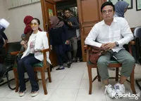 FOTO: Sidang Cerai, Roby Geisha Tolak 'Cipika-Cipiki' Cinta Ratu