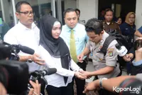 FOTO: Simpan Tanah Pusara & Bunga Ibunya, Ini Alasan Roro Fitria