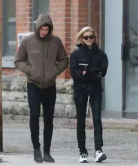 FOTO: So Sweet! Hailey Baldwin & Shawn Mendes Umbar Kemesraan